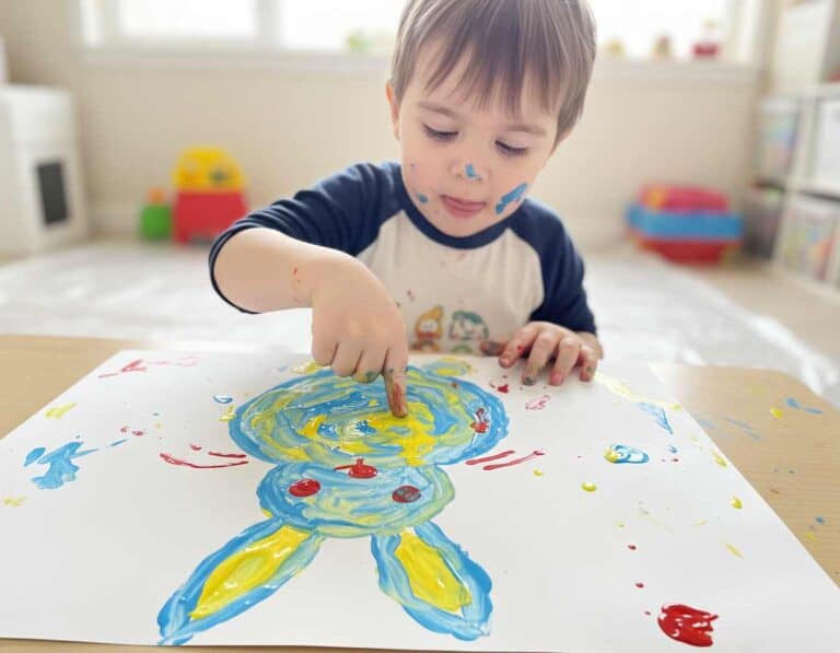 Mehr über den Artikel erfahren Osterhase mit Fingerfarbe malen