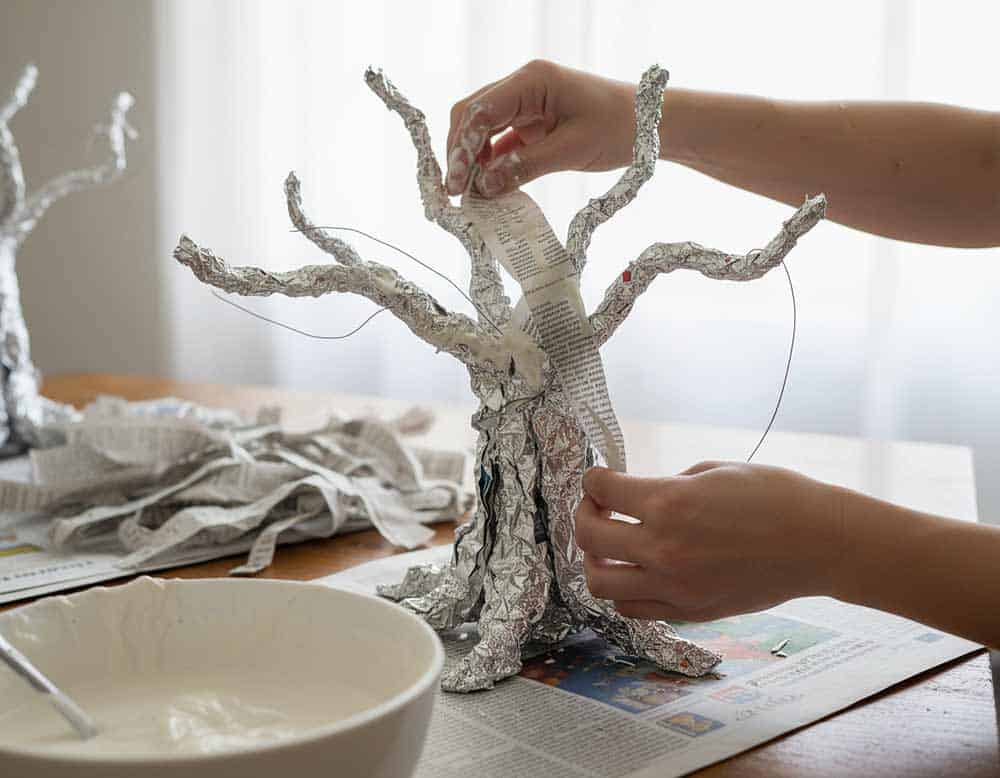 Schritt-für-Schritt-Anleitung für den Pappmache-Baum - Schritt 4 Schritt-für-Schritt-Anleitung für den Pappmache-Baum - Schritt 4