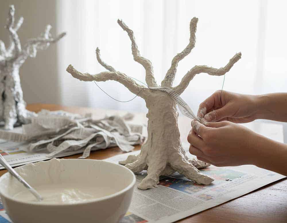 Schritt-für-Schritt-Anleitung für den Pappmache-Baum - Schritt 2 Schritt-für-Schritt-Anleitung für den Pappmache-Baum - Schritt 2